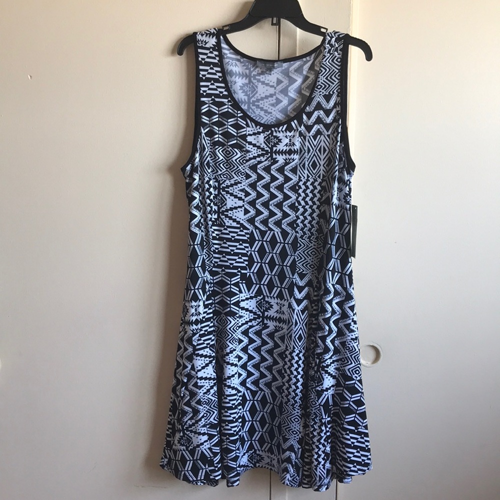 Black and white top with two straps